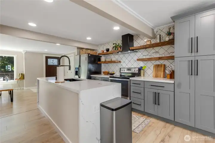 Kitchen w Island