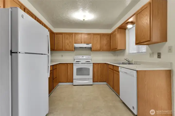 Kitchen with Oak cabinets Kitchen with Oak cabinets