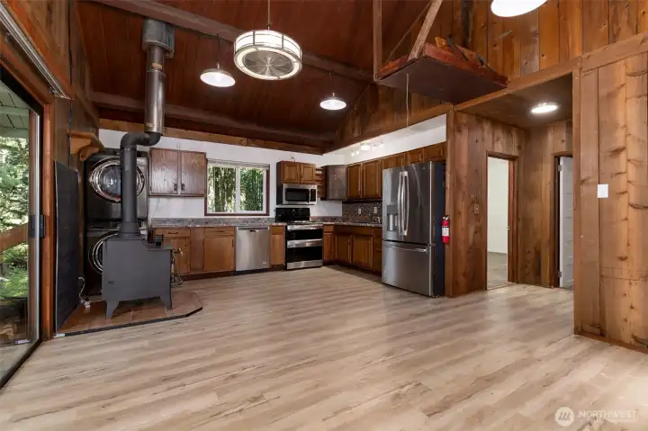 Nice, newer stainless appliances.