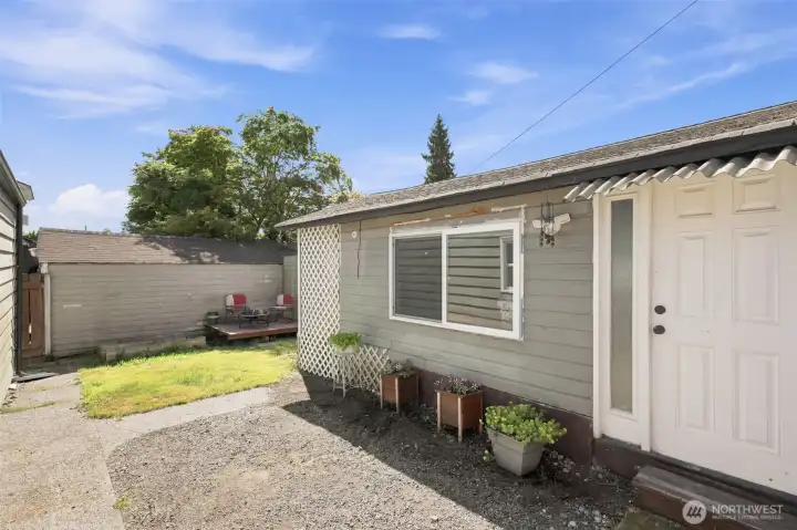 detached shed/shop/office in backyard detached shed/shop/office in backyard