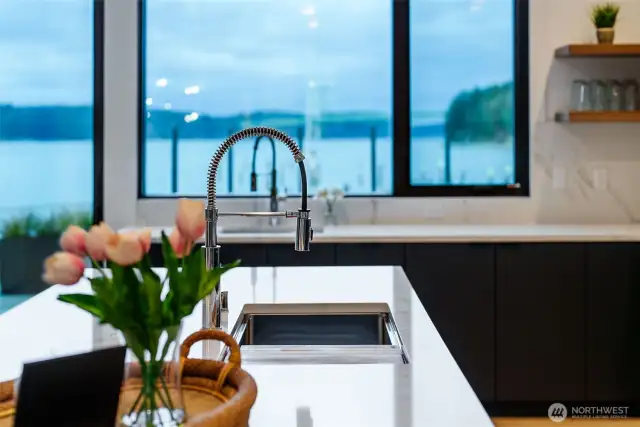 Kitchen bar .