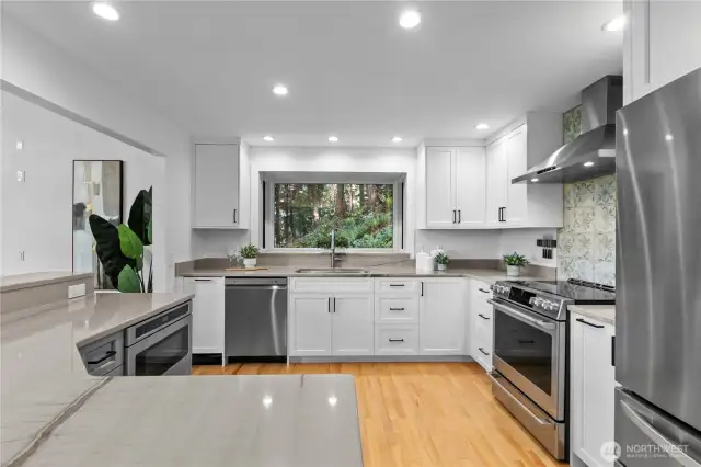 Fully remodeled kitchen w/high-end appliances