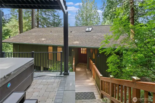 Privacy & serene living (with hot tub)