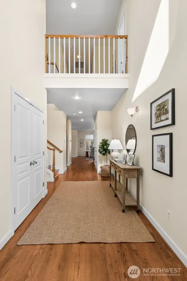 Vaulted Ceiling Entry - Light and Bright