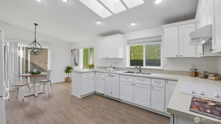 Fantastic kitchen w/sliding doors to the patio!