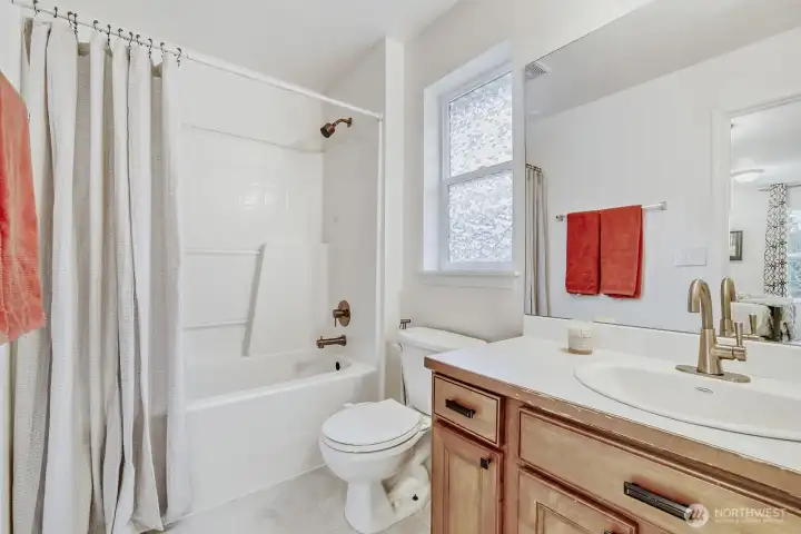 Full ensuite bath off of 3rd floor bedroom