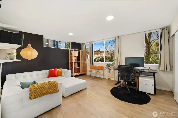 Large bedroom on entry level (1st story)