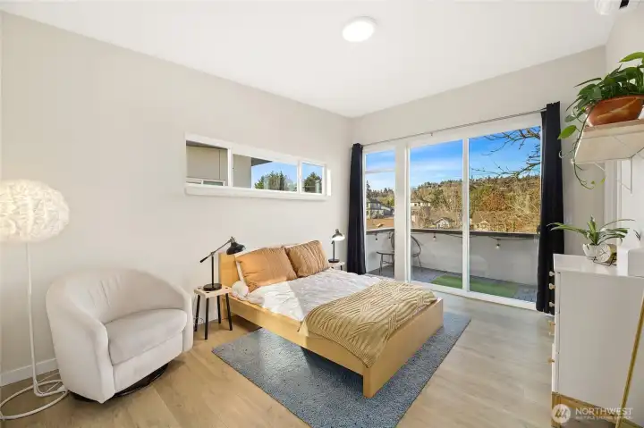 Bright primary en suite