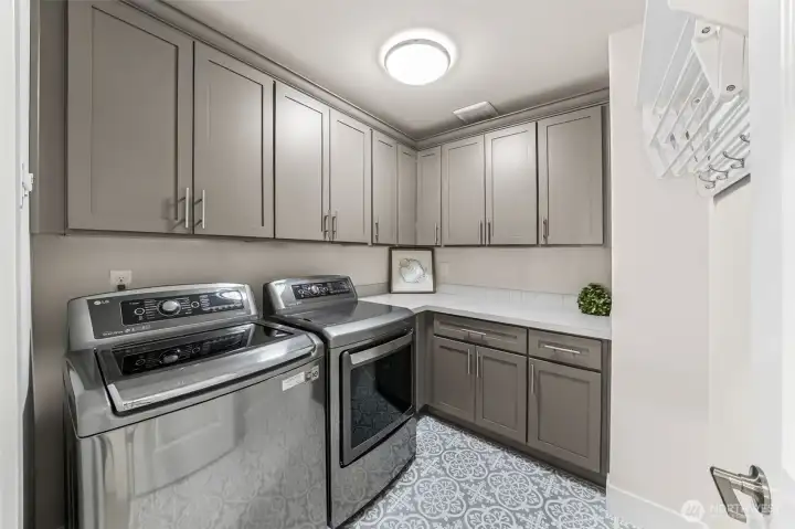 Huge laundry room with lots of cabinets