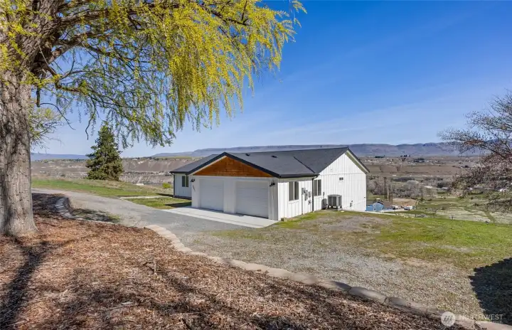 3 bed/2 bath move in ready home with a killer view