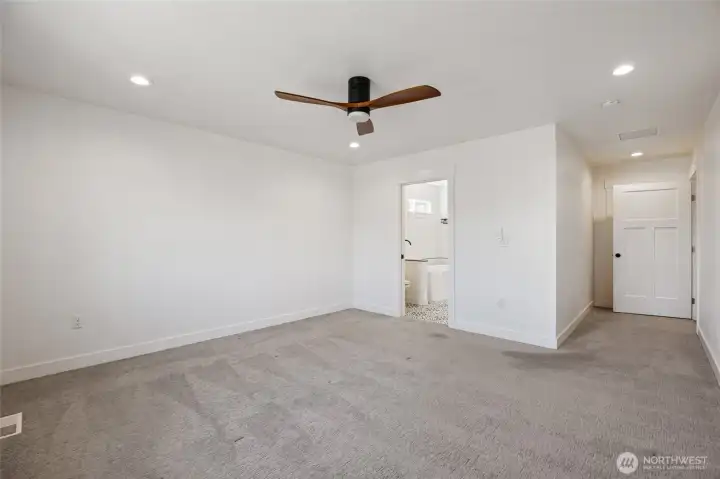 Spacious room with ensuite