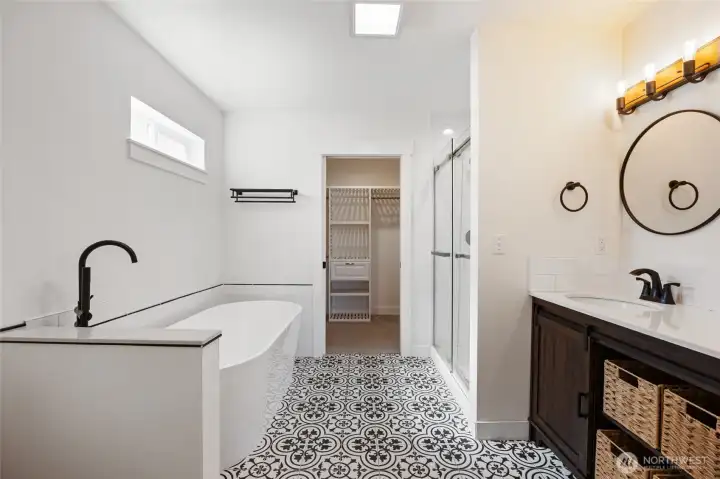 5 piece bath with large soaking tub