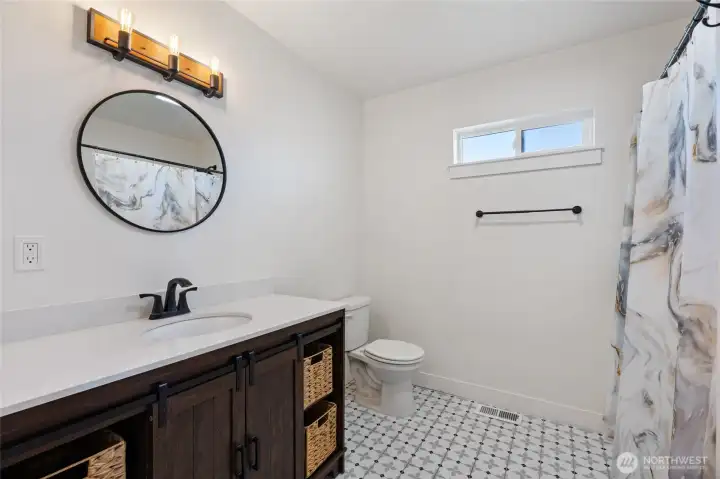 Full bath between bedrooms 2 and 3