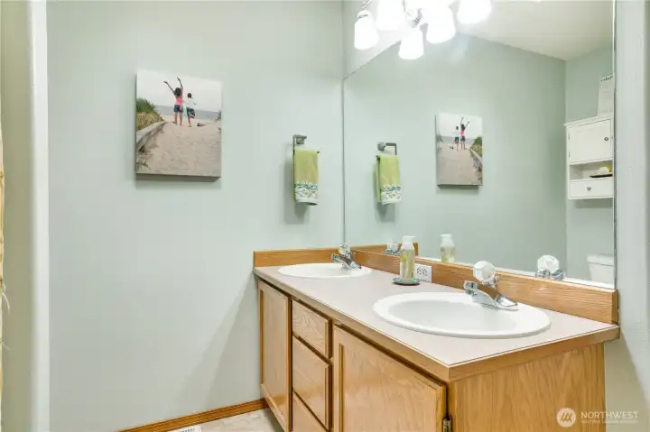 Upstairs Full Bathroom