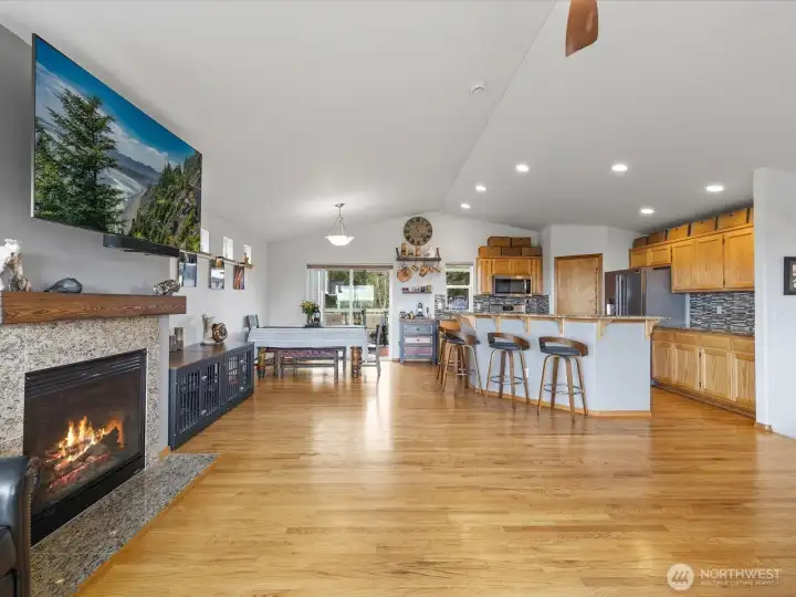 living area to dining and kitchen
