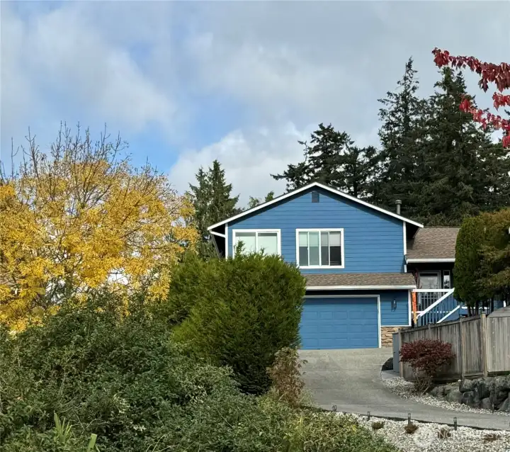 LARGE DRIVE AREA FRONT OF HOME