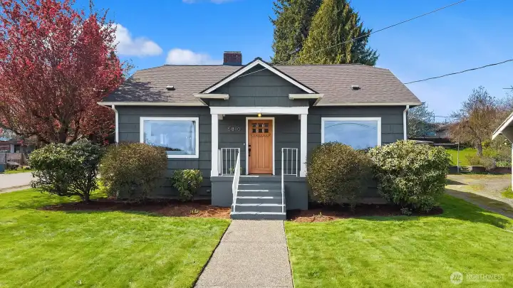 Welcome to this ideally located corner lot hom eon a quite street with easy access to I-5, Paine Field, parks + the interurban trail just moments away.