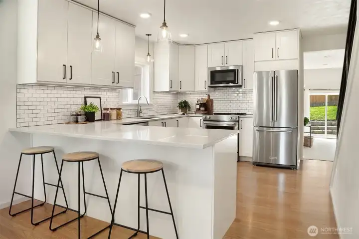 Large island with barstool seating, perfect for entertianing.