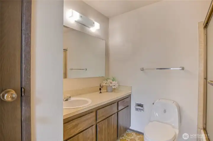 Full bathroom in upper level