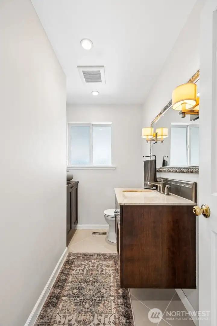 Main level 1/2 bath