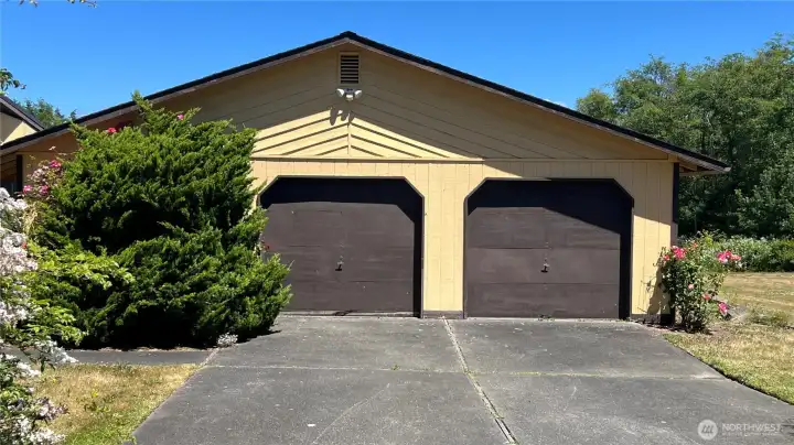 Detached garage built in 1991 with shop space and 220 power