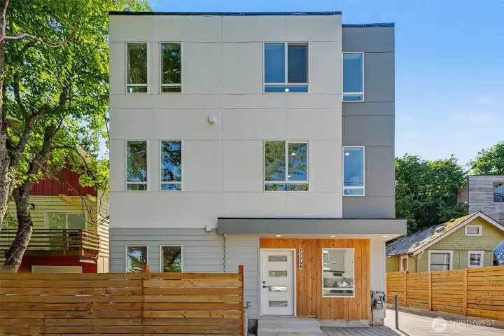 Amazing location, only 5 min to Westwood village, 15 minutes to Alki Beach, downtown Seattle and Vashon ferry, and 20 minutes to Seatac. Amazing location, only 5 min to Westwood village, 15 minutes to Alki Beach, downtown Seattle and Vashon ferry, and 20 minutes to Seatac.