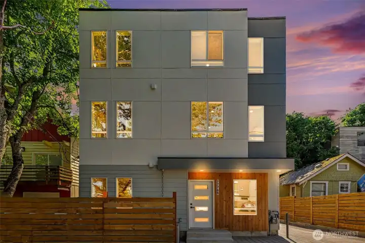 Amazing location. Only 5 min to Westwood village, 15 minutes to Alki Beach, downtown Seattle and Vashon ferry, and 20 minutes to Seatac. Amazing location. Only 5 min to Westwood village, 15 minutes to Alki Beach, downtown Seattle and Vashon ferry, and 20 minutes to Seatac.