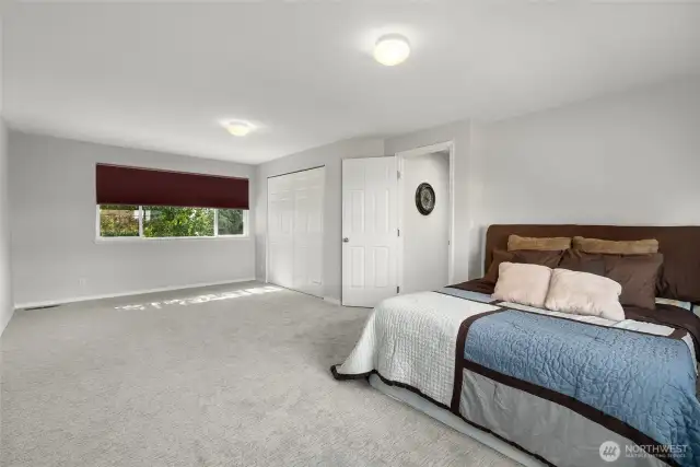 2nd floor bedroom room approximately 13'7" x 21'7"