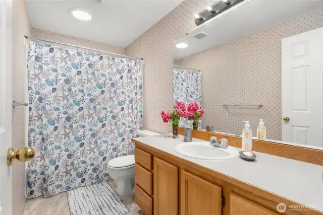 2nd floor full bathroom.