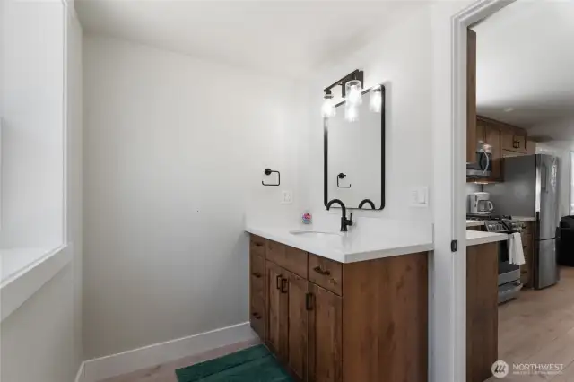 Main level 1/2 bath