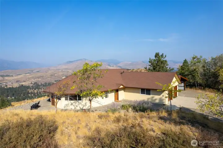 Set on 6 private acres of aspens and pines, this retreat offers expansive mountain vistas and the timeless appeal of a true Methow Valley home.