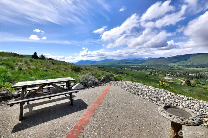 Outdoor living designed to celebrate the Methow’s four seasons.