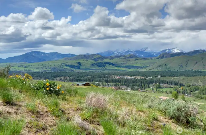 Commanding views toward the Chelan Sawtooth Mountains.