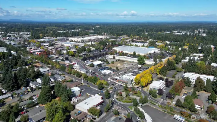 Home is situated just off College Street and roundabout. All amenities close by easy commute to Downtown Olympia. I5 is just a few minutes away. Great for commuting to JBLM, Tumwater, Lacey and the surrounding area.