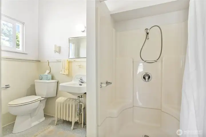 Main level bathroom, situated between the two bedrooms