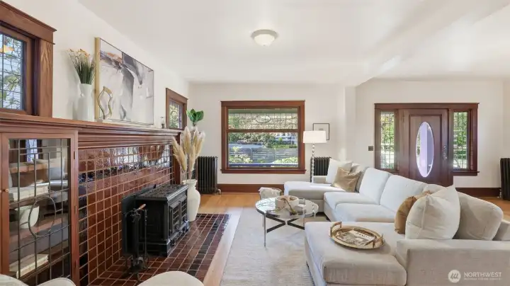 Excellent natural light thanks to tall ceilings and windows everywhere