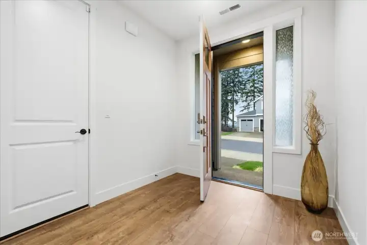 Entry, foyer, laminate flooring