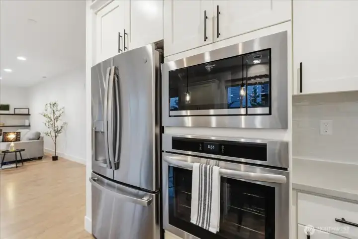 Kitchen, built-in oven, fridge, all appliances stay