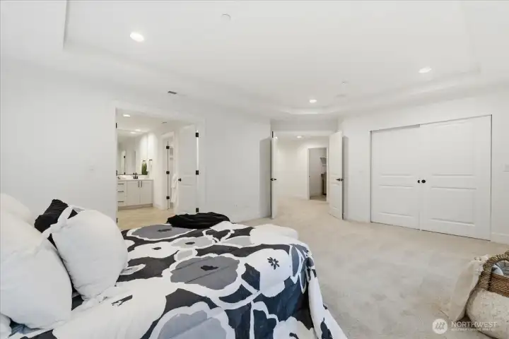 Primary bedroom & suite, w2w carpet, ensuite bathroom & walk-in closet, with extra closet