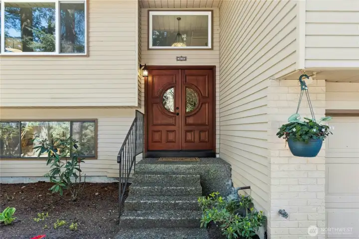 The attractive front door with leaded glass opens on both sides making moving items in and out a breeze.