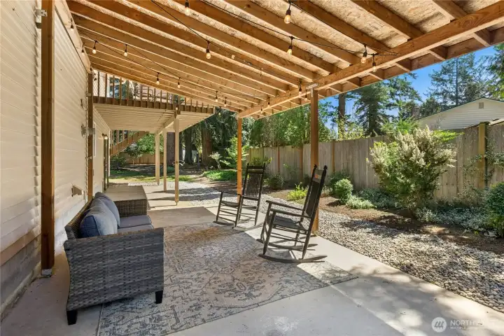 Another view of that covered patio.