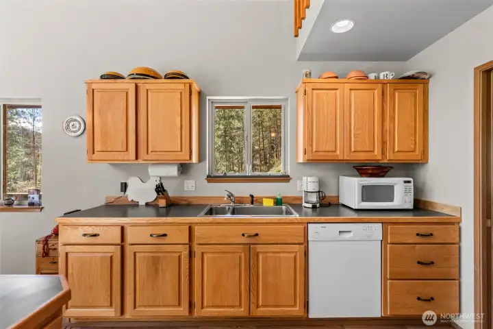 Top solid wood custom cabinets, great appliances.
