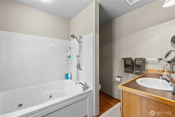 Fulll guest bath on main floor with neutral color finishes.