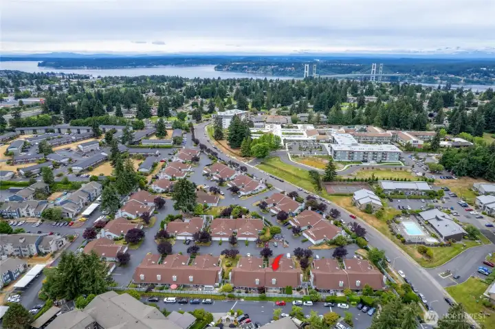 Blocks to shopping, dining and transportation