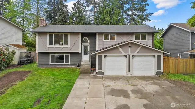 Located in Cul-de-sac, close to schools, parks and shopping.