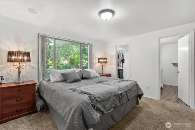 Primary bedroom w/large walk-in closet/bath