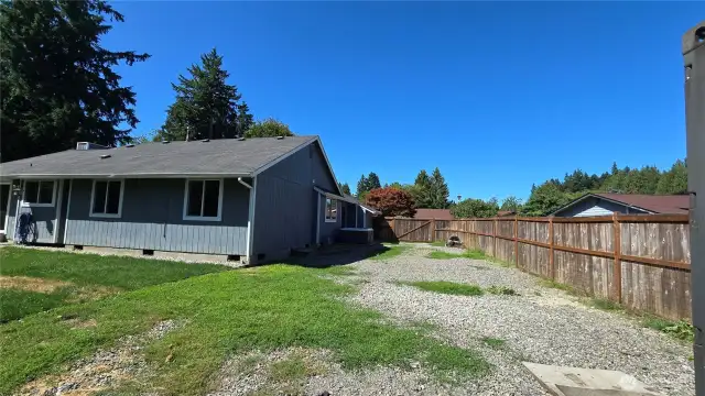Side yard plenty of space for recreational vehicles