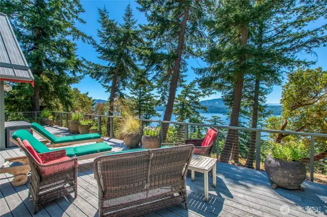 Relax on the deck, enjoy the filtered views thru the majestic Firs and Madronas. Come out later and watch a glorious sunset.