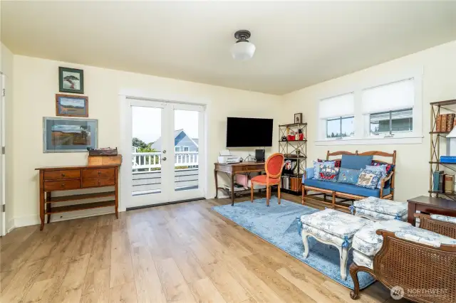 Upper Bed with deck access