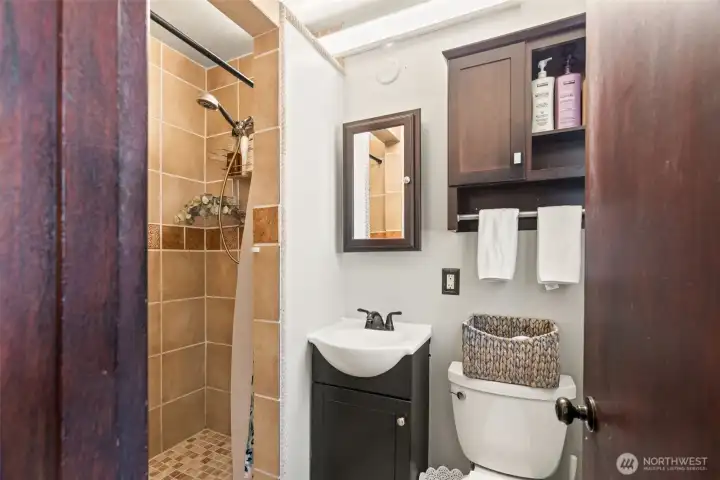 Main floor 3/4 bath